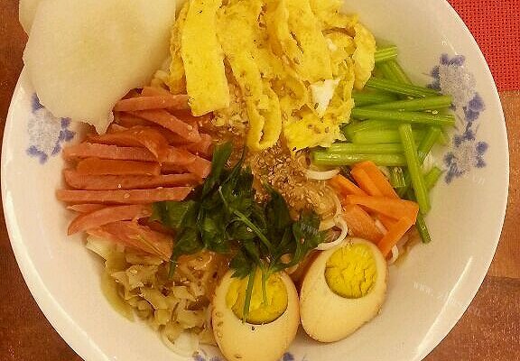 头伏饺子二伏面 : 五彩麻芝凉拌面