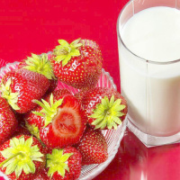 可口的牛奶草莓