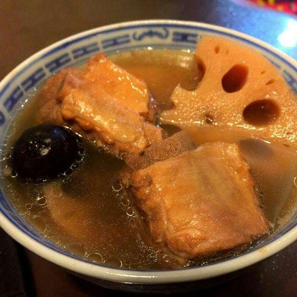 香喷喷的红枣莲藕排骨汤