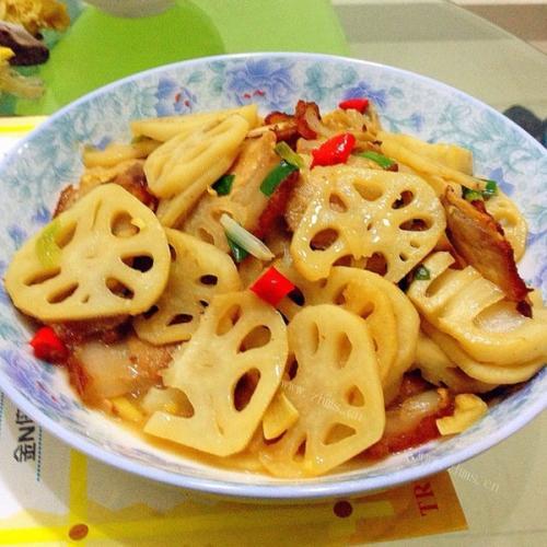 腊肠炒藕片的做法