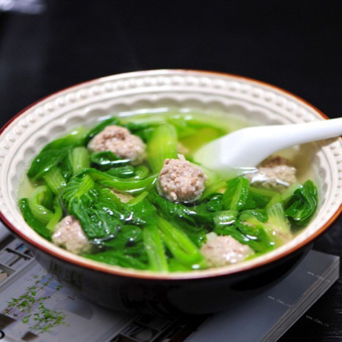 清淡的小白菜汆丸子 