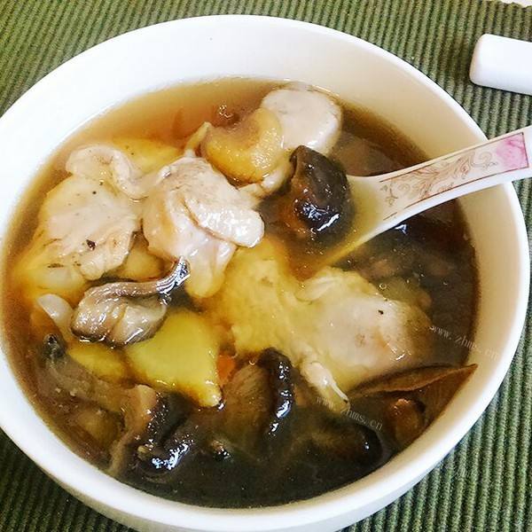 鲜美的竹荪炖鸡