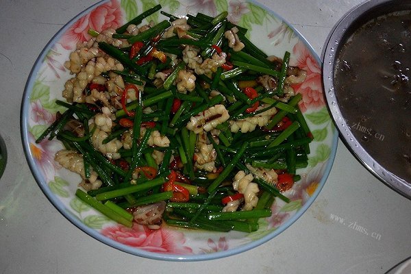 美味韭菜花炒鱿鱼。
