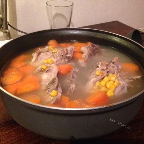 可口的兔肉煲汤 