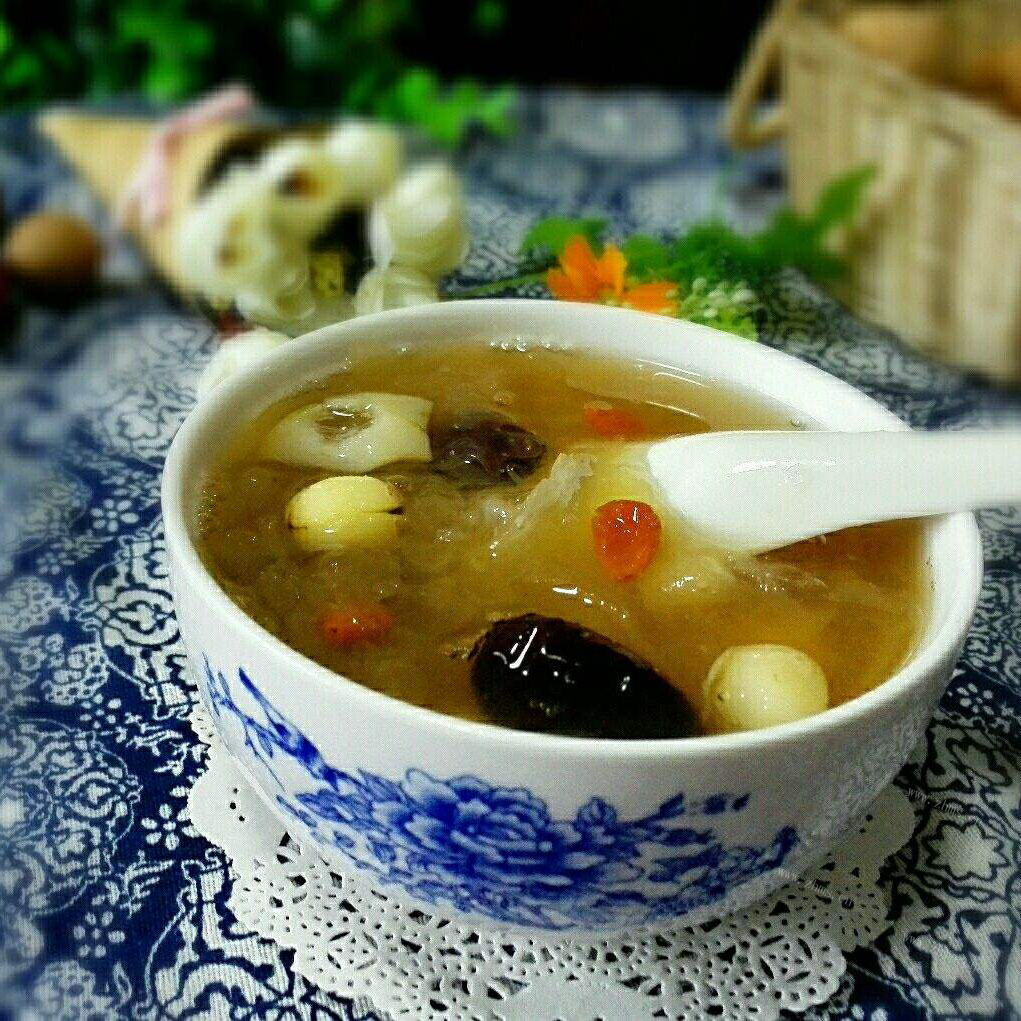 美味的百合银耳莲子汤