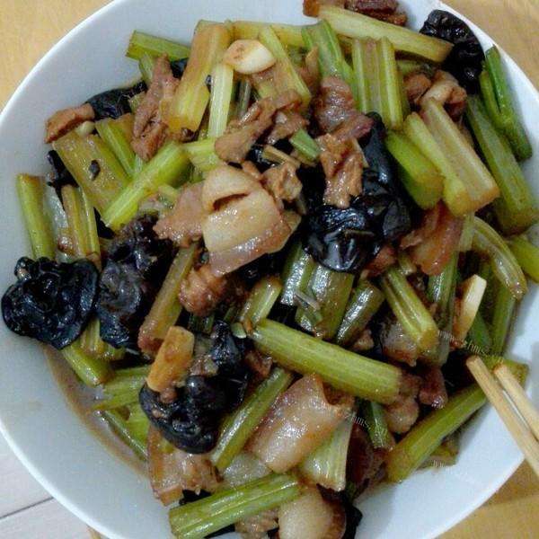 芹菜木耳炒肉
