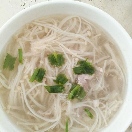 美味的金针菇汤