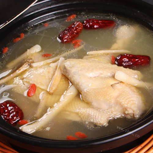 鲜美茶树菇煲鸡汤