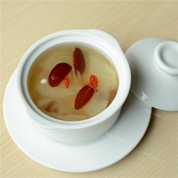 营养的川贝母炖梨