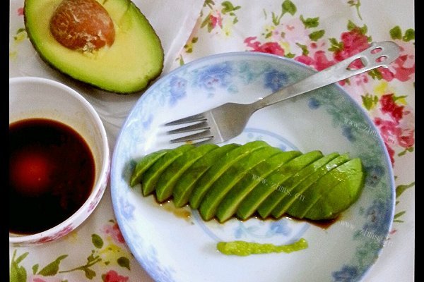 美味的牛油果配酱油瓦萨比
