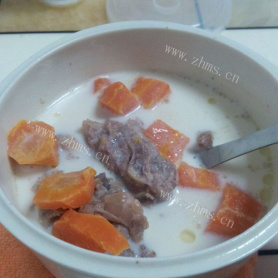 美味的红萝卜排骨汤