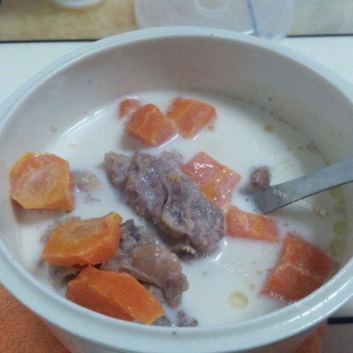 美味的红萝卜排骨汤