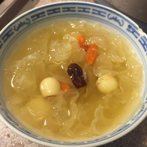 美美厨房之银耳莲子羹