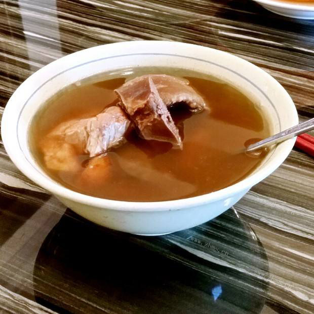 咸鲜的鸡骨草汤