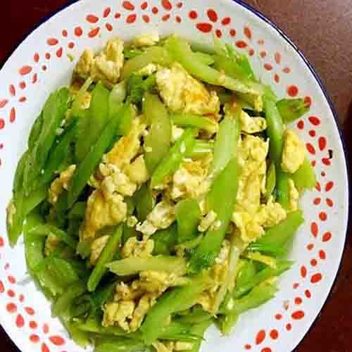软嫩的芹菜炒鸡蛋