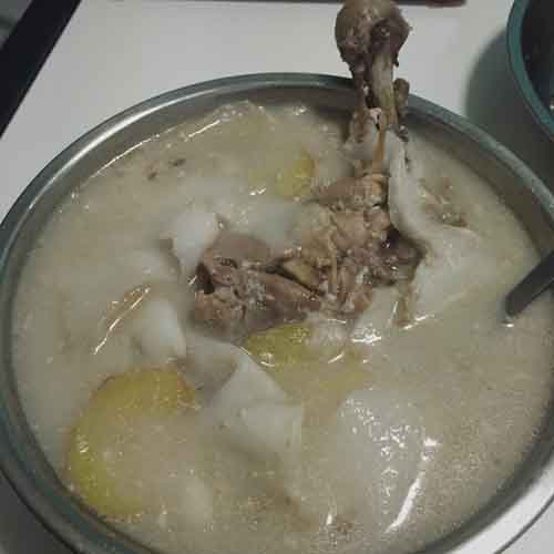 营养的椰子煲鸡汤 