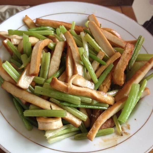 健康美味的芹菜炒香干