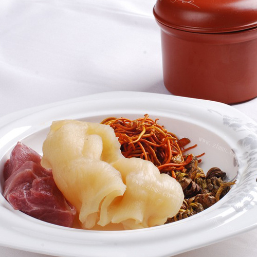 滋补松茸炖花胶
