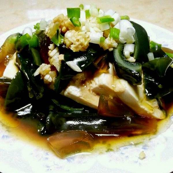 美味的松花蛋拌豆腐