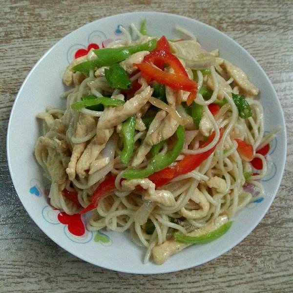 可口的鸡丝拌面