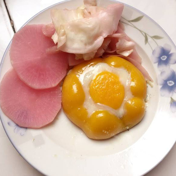 简单的微波炉蒸鸡蛋 