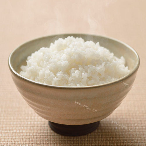 美味的微波炉蒸米饭 