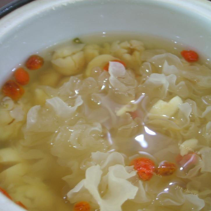 美味的冰糖银耳莲子羹
