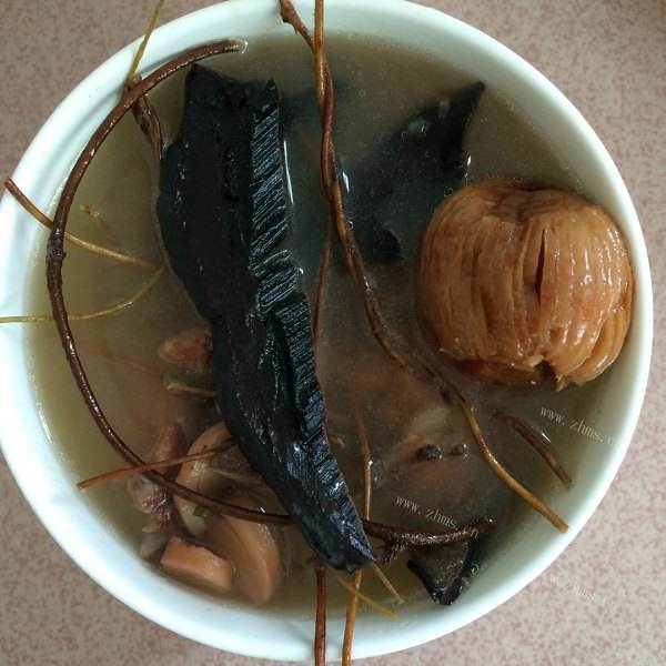 香喷喷的鸡骨草煲猪骨
