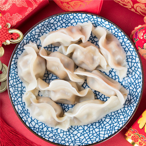 制作面皮的手工水饺