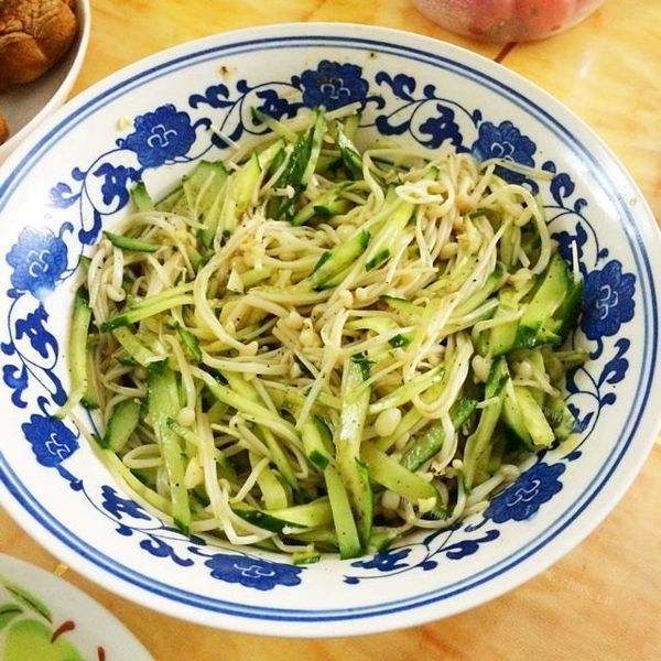 清脆的黄瓜拌金针菇