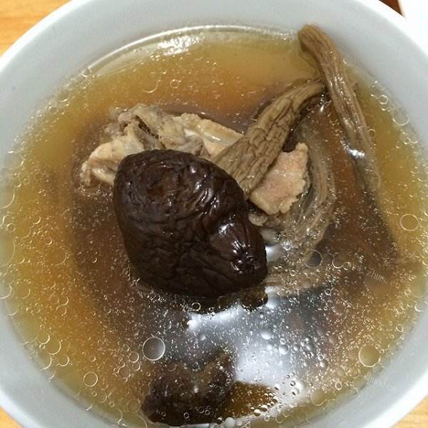 「DIY美食」茶树菇排骨汤