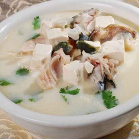 豆腐炖鱼头汤