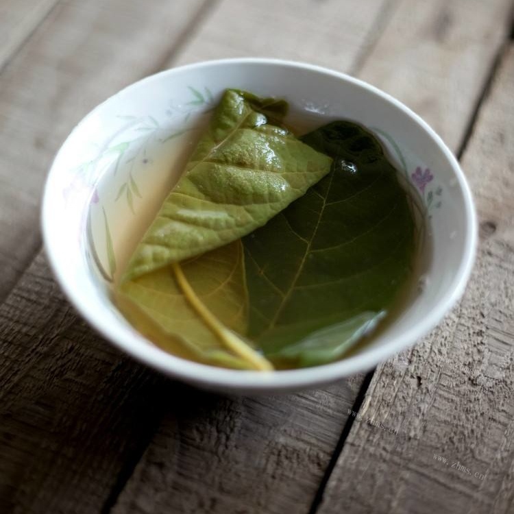 健康的枇杷叶煮水