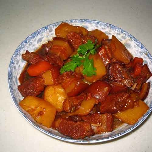 口感不错的土豆红烧肉的做法