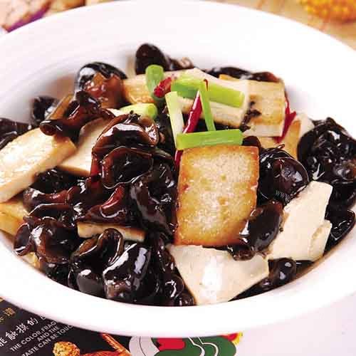 香脆的黑木耳烧豆腐