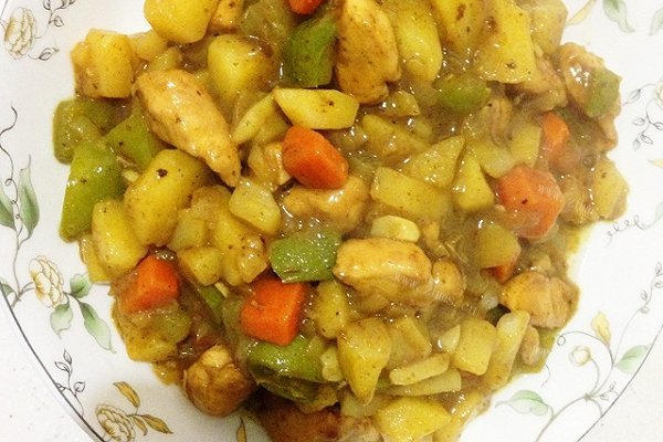 美味的咖喱鸡肉饭