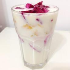 自制水果酸奶杯