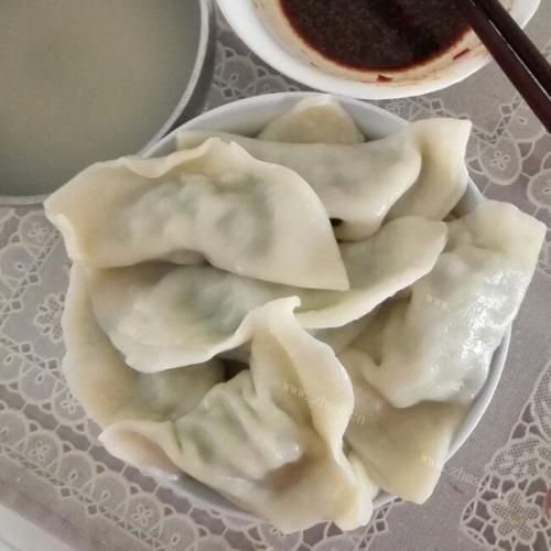 自己做的猪肉芹菜饺子