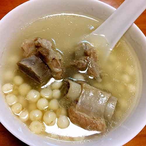 清淡的炖排骨汤 