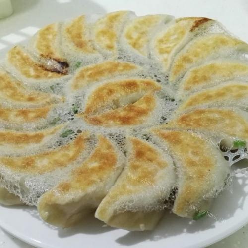 色泽不错的冰花煎饺