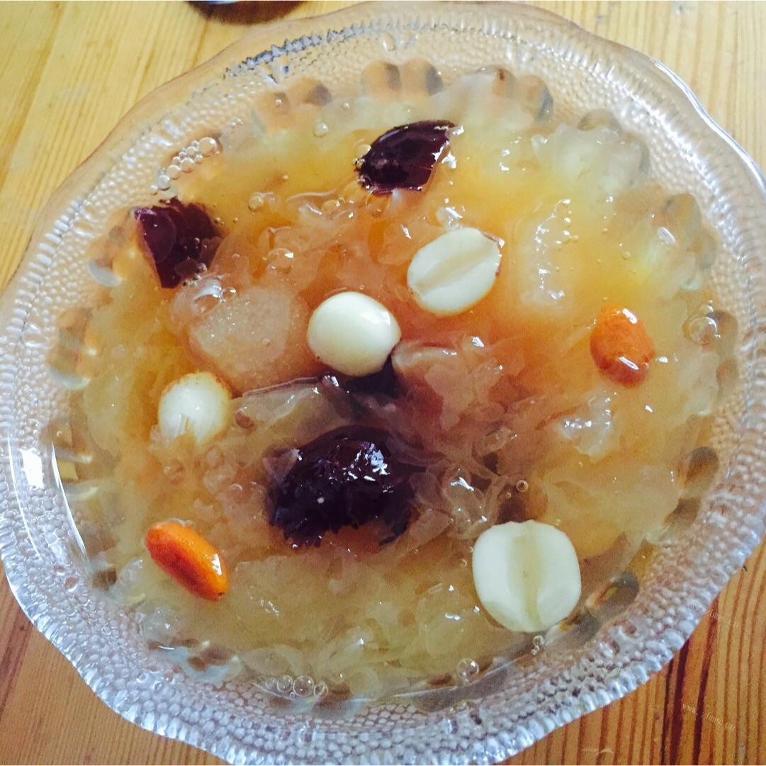 甜甜的冰糖银耳莲子羹