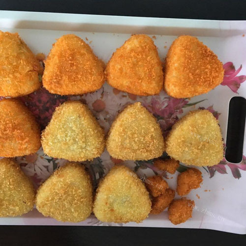 金灿灿的炸饭团