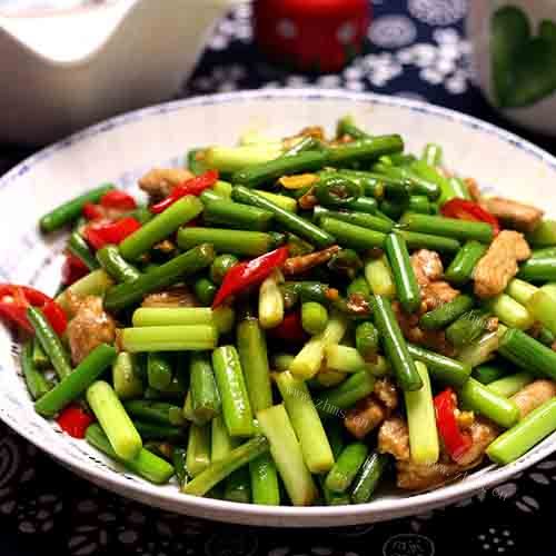 清香的蒜苗炒肉的做法 