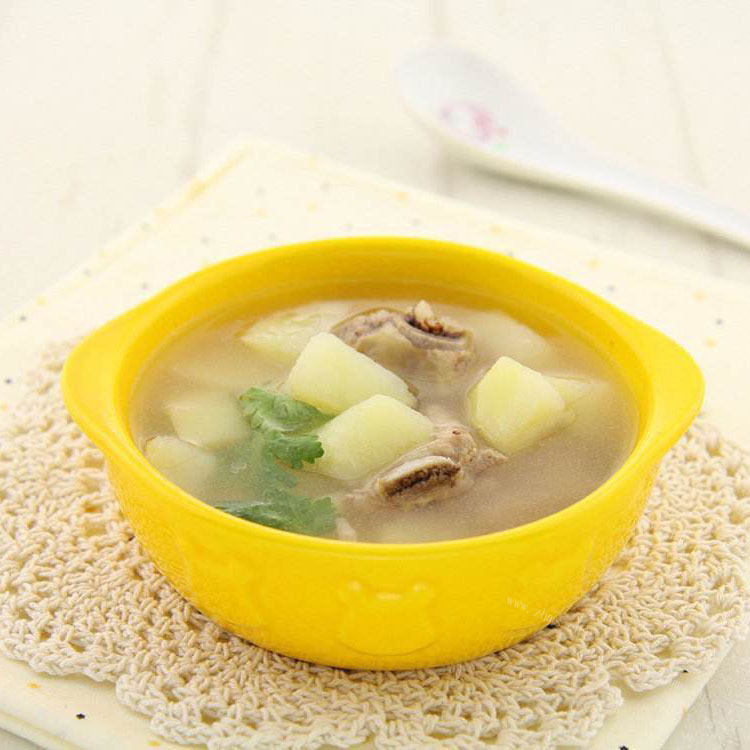 清淡的土豆炖排骨汤