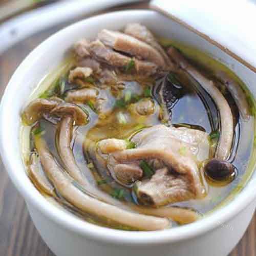美味的茶树菇鸡汤