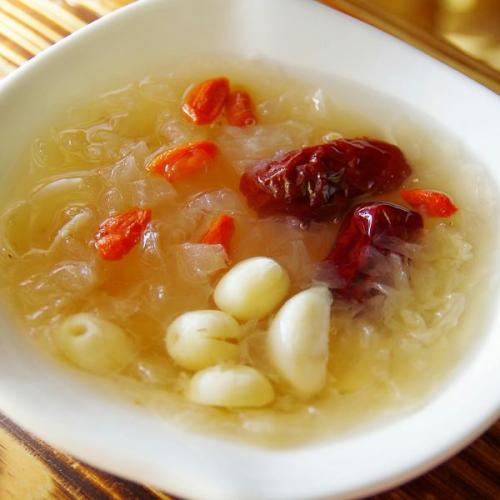 营养的银耳莲子羹
