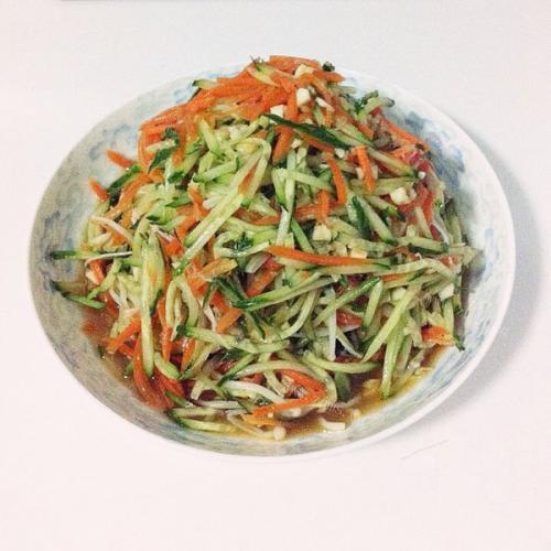 黄瓜拌金针菇