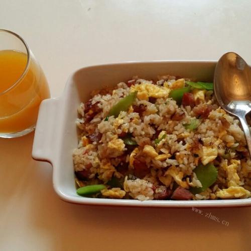美味早餐香肠炒饭