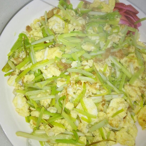饱满的蒜黄炒鸡蛋