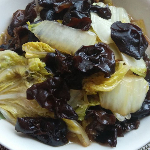 饱满的黑白菜